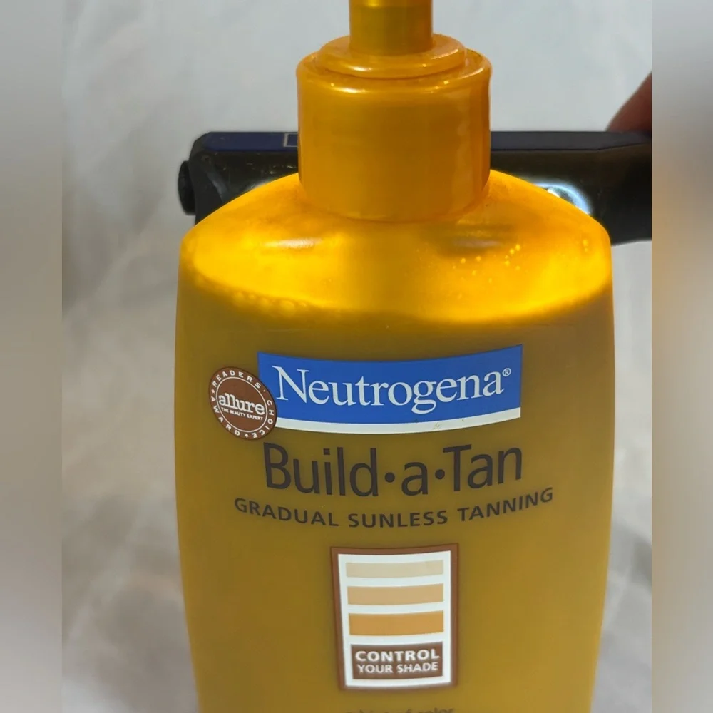 Neutrogena build a tan self tanner 6.7oz 200ml‎ 95% full